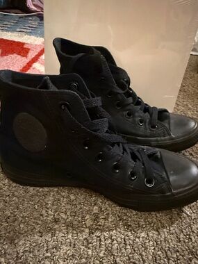 Classic High-Top Women's Sneakers in Black